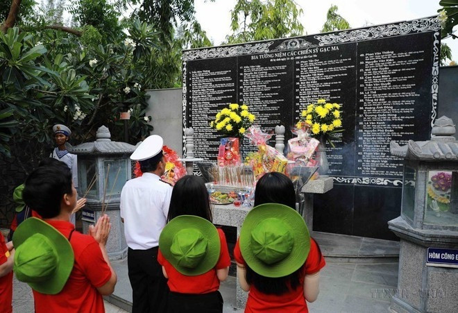 Dâng hương tại Đài tưởng niệm các chiến sỹ hy sinh tại đảo Gạc Ma. (Ảnh: Vũ Sinh/TTXVN)