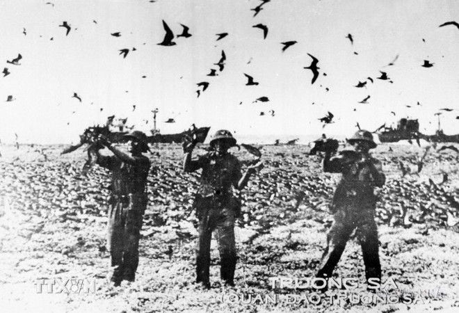 Trận chiến đấu bảo vệ chủ quyền Tổ quốc ở Gạc Ma thức tỉnh trái tim người Việt về nhiệm vụ thiêng liêng bảo vệ chủ quyền biển, đảo của Tổ quốc. Trong ảnh: Chiến sỹ đảo Chim (quần đảo Trường Sa) canh gác bảo vệ đảo. (Ảnh: Tư liệu TTXVN)