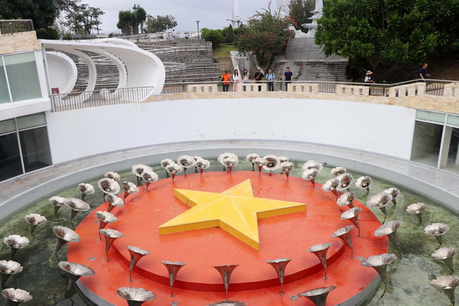 Hồ nước “Vòng tròn bất tử” thiêng liêng tại Khu tưởng niệm chiến sỹ Gạc Ma ở xã Cam Hải Đông, huyện Cam Lâm, tỉnh Khánh Hòa với 64 đóa hoa, tượng trưng cho 64 người con anh dũng cùng ôm lấy lá cờ đỏ sao vàng nổi trên mặt nước. (Ảnh: Hữu Quyết/TTXVN)