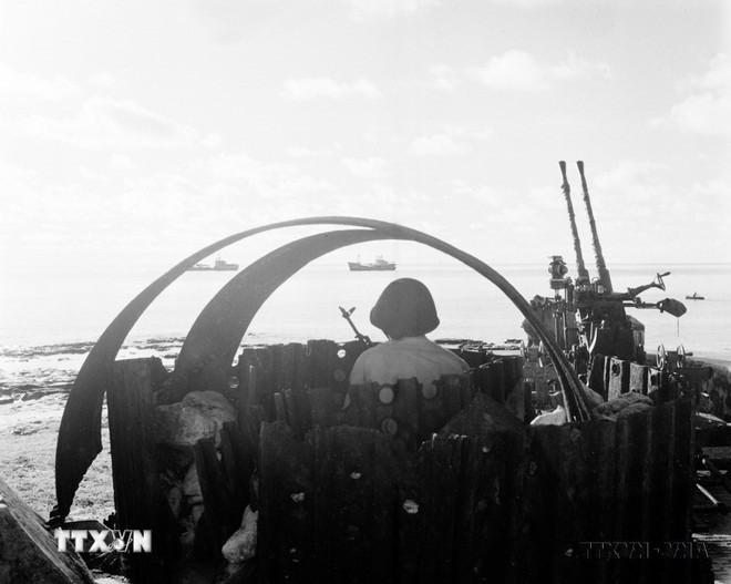 Trận chiến đấu bảo vệ chủ quyền Tổ quốc ở Gạc Ma thức tỉnh trái tim người Việt về nhiệm vụ thiêng liêng bảo vệ chủ quyền biển, đảo của Tổ quốc. Trong ảnh: Chiến sỹ đảo An Bang ngày đêm canh gác bảo vệ đảo năm 1984. (Ảnh: Hồng Thụ/TTXVN)