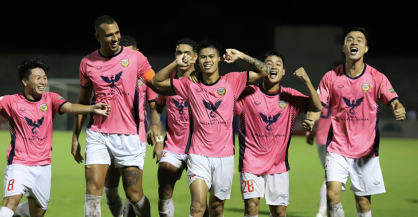 Cầu thủ Hà Tĩnh ăn mừng chiến thắng