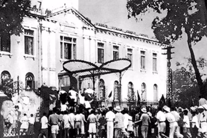 Ngày 19/8/1945, Tổng khởi nghĩa ở Hà Nội, các lực lượng quần chúng cách mạng đánh chiếm Bắc Bộ Phủ (Ảnh tư liệu: Bảo tàng Lịch sử quốc gia) Ngày 19/8/1945, Tổng khởi nghĩa ở Hà Nội, các lực lượng quần chúng cách mạng đánh chiếm Bắc Bộ Phủ (Ảnh tư liệu: Bảo tàng Lịch sử quốc gia)