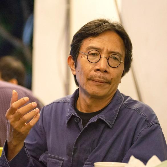 “Những con sông, ngoài việc góp phần định danh cho Hà Nội còn đóng vai trò quyết định trong việc hình thành văn hóa - các vùng văn hóa cho Hà Nội. Chỉ có con người mới sinh ra văn hóa. Thói quen trong sinh hoạt, đời sống hàng ngày tạo ra phong tục, tập quán từ đó văn hóa ra đời. Nhưng chính môi trường sống lại là nền tảng cho văn hóa hình thành trong đó có sông, hồ. Ở nhiều nơi sông chỉ có các chức năng cơ bản như cung cấp nước, thực phẩm cho đời sống, cho sản xuất nông nghiệp và là đường giao thông, nhưng sông bao quanh hay chảy trong lòng Hà Nội lại thêm các ý nghĩa khác. Xưa phong thủy hiện diện trong đời sống hàng ngày của con người vì thế trong “Chiếu dời đô”, Lý Công Uẩn đã nói đến thế “núi sau sông trước” của Thăng Long. Núi là Tam Đảo và Ba Vì, sông là sông Hồng, sông Tô Lịch, Thiên Phù”. Nhà văn Nguyễn Ngọc Tiến