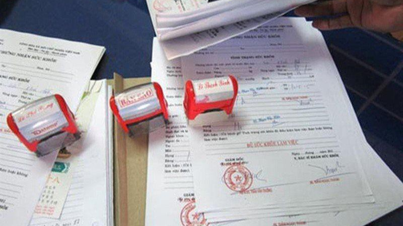 Hành vi mua giấy khám sức khỏe trên mạng là hành vi sử dụng giấy tờ giả, trái với trình tự thủ tục đã được pháp luật quy định. Ảnh minh hoạ