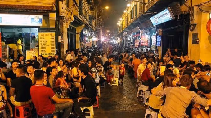 Đặc sản của phố Tạ Hiện bây giờ là bia và chân gà rang muối Đặc sản của phố Tạ Hiện bây giờ là bia và chân gà rang muối