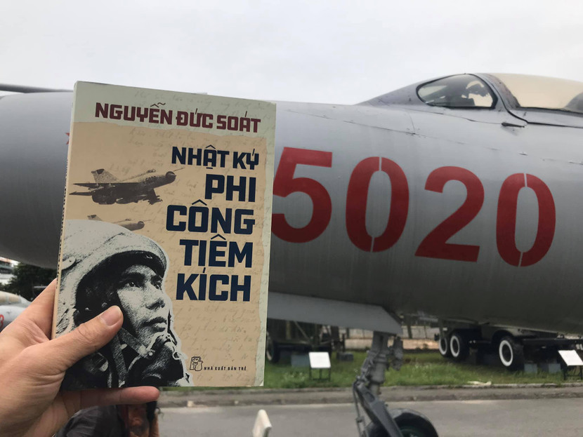 “Nhật ký phi công tiêm kích” và máy bay tiêm kích MiG 21 F94. Máy bay số hiệu 5020 của đoàn 927 đã từng được các Anh hùng không quân Lê Thanh Đạo, Nguyễn Đức Soát, Nguyễn Văn Nghĩa… sử dụng và lập công xuất sắc qua nhiều trận chiến quyết liệt với Không quân Mỹ, tháng 12-1972 “Nhật ký phi công tiêm kích” và máy bay tiêm kích MiG 21 F94. Máy bay số hiệu 5020 của đoàn 927 đã từng được các Anh hùng không quân Lê Thanh Đạo, Nguyễn Đức Soát, Nguyễn Văn Nghĩa… sử dụng và lập công xuất sắc qua nhiều trận chiến quyết liệt với Không quân Mỹ, tháng 12-1972