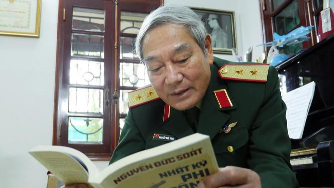 Trung tướng Nguyễn Đức Soát và cuốn “Nhật ký phi công tiêm kích”, sách do NXB Trẻ ấn hành Trung tướng Nguyễn Đức Soát và cuốn “Nhật ký phi công tiêm kích”, sách do NXB Trẻ ấn hành