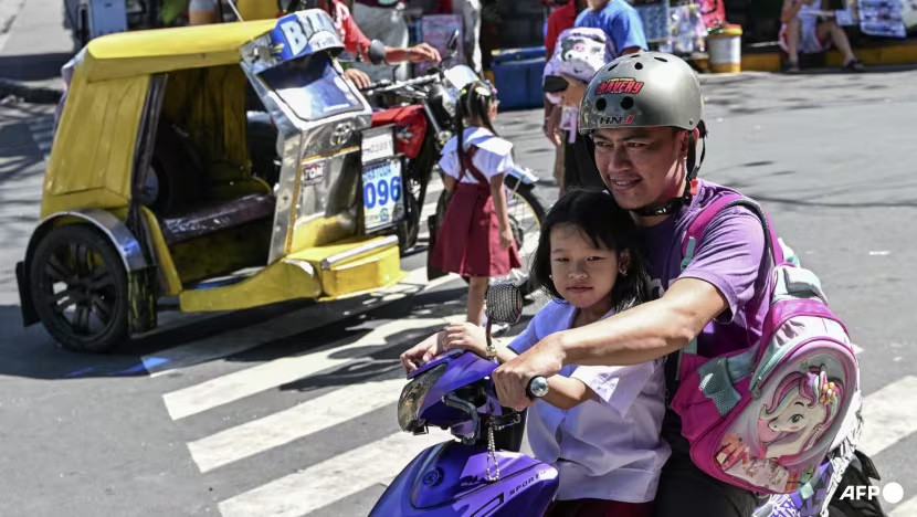 Một học sinh được phụ huynh đón về. Ảnh: AFP