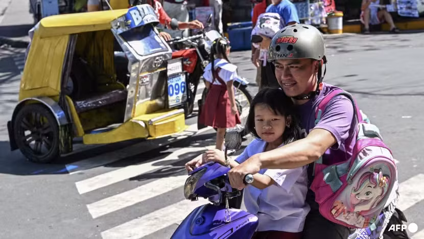 Một học sinh được phụ huynh đón về. Ảnh: AFP