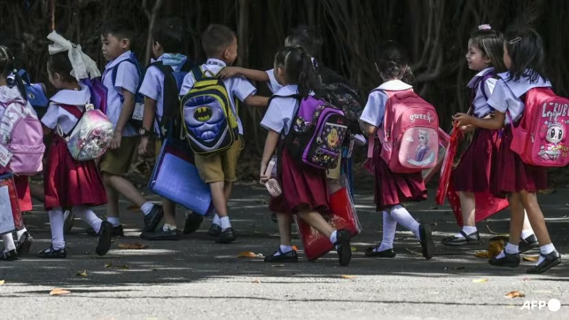 Học sinh rời trường học vào ngày 3/3/2025, khi các lớp học bị đình chỉ do thời tiết quá nóng. Ảnh: AFP