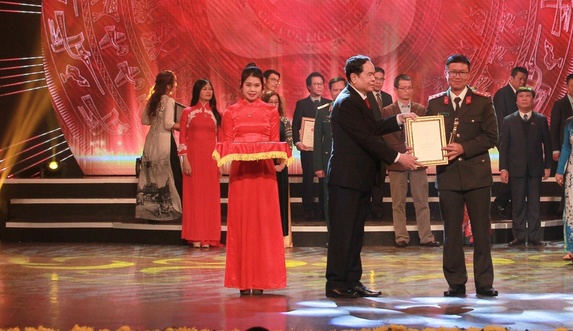 Nhà báo Nguyễn Chính Trung - Trưởng ban Kinh tế - Xã hội thay mặt nhóm tác giả An ninh Thủ đô đón nhận giải báo chí Búa liềm Vàng do lãnh đạo Đảng, Nhà nước trao tặng tháng 2-2021