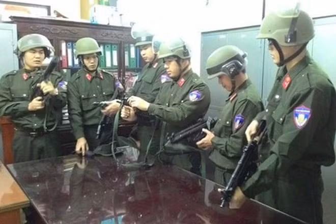 Cảnh sát hình sự đặc nhiệm chuẩn bị lên đường làm nhiệm vụ Cảnh sát hình sự đặc nhiệm chuẩn bị lên đường làm nhiệm vụ