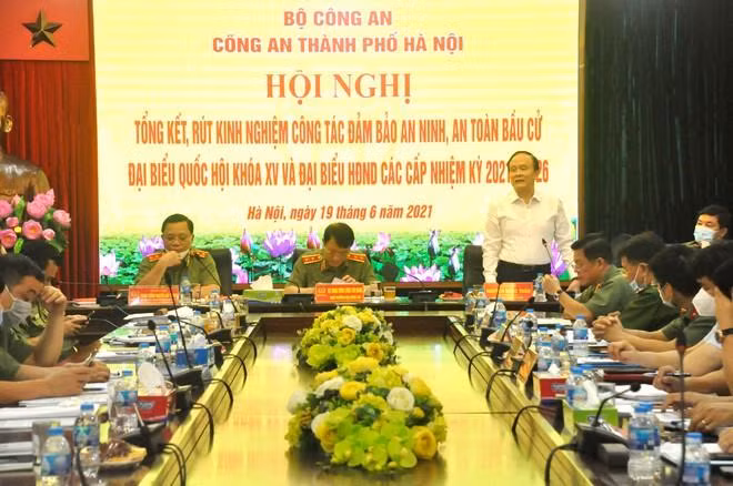 Đồng chí Nguyễn Ngọc Tuấn, Chủ tịch HĐND TP Hà Nội biểu dương CATP Hà Nội trong công tác đảm bảo tuyệt đối an toàn cuộc bầu cử