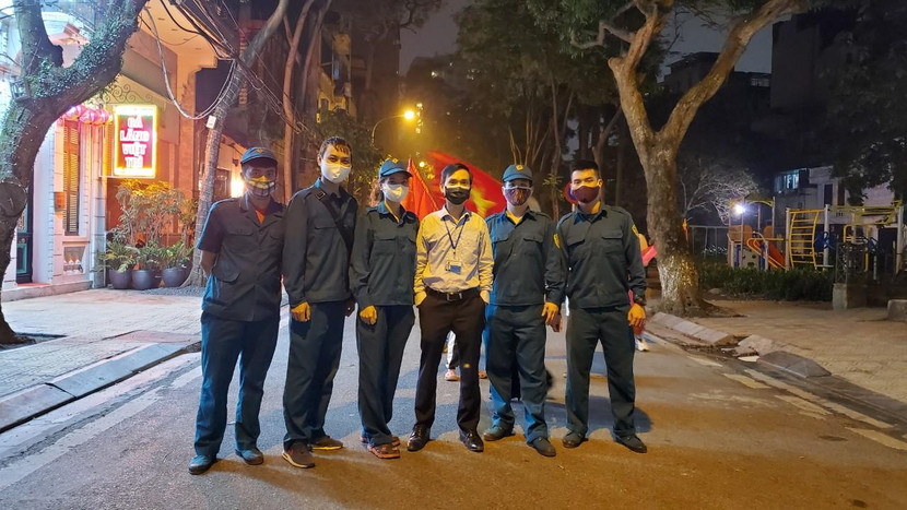 Đồng chí Nguyễn Dân Huy - Chủ tịch UBND phường Trúc Bạch (giữa) cùng cán bộ phường trong những ngày chống dịch Covid-19, tháng 3-2020