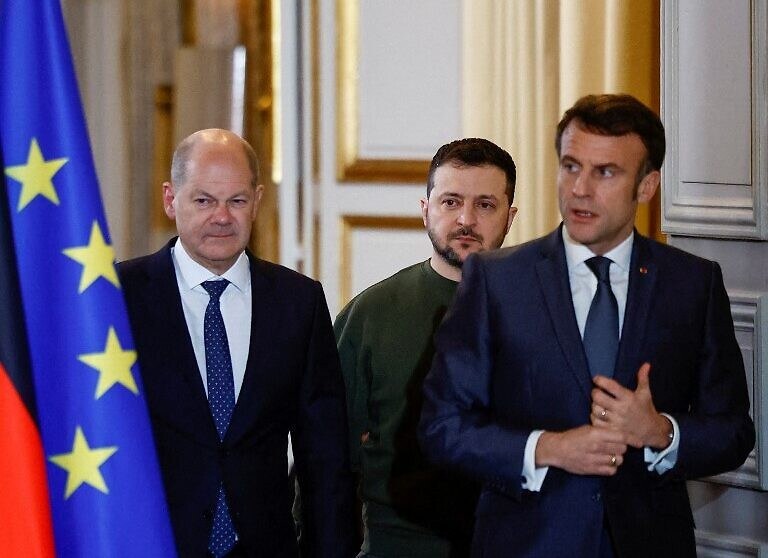 Tổng thống Pháp Emmanuel Macron và Thủ tướng Đức Olaf Scholz đã đề nghị Tổng thống Ukraine Volodymyr Zelensky đàm phán với Nga Tổng thống Pháp Emmanuel Macron và Thủ tướng Đức Olaf Scholz đã đề nghị Tổng thống Ukraine Volodymyr Zelensky đàm phán với Nga