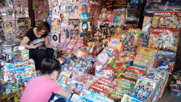 Đồ chơi bạo lực tràn ngập chợ Tết Trung Thu ảnh 1