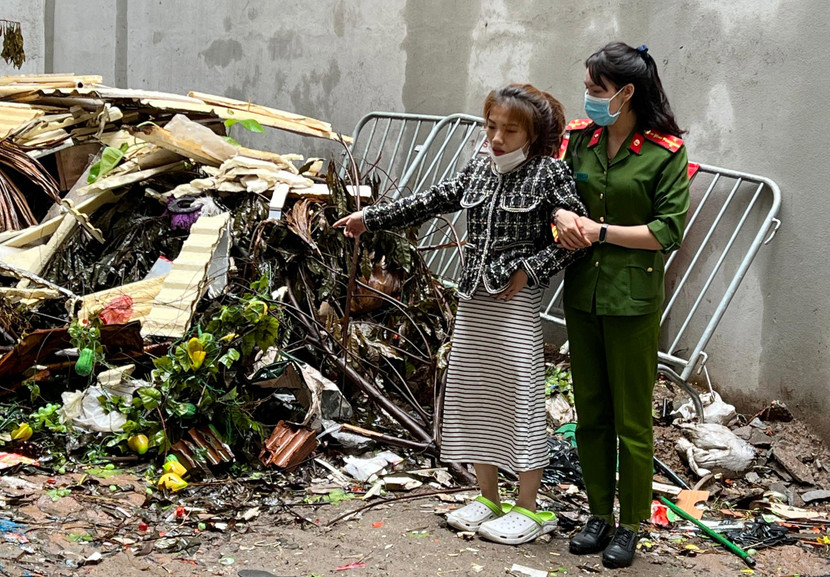Dẫn giải Trần Thị Thanh Hải đến hiện trường nơi đối tượng vứt bỏ tang vật vụ án
