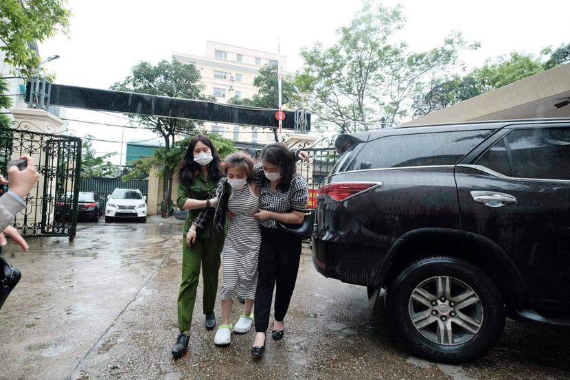 Đối tượng Hải tỏ ra suy sụp và luôn phải có 2 nữ cán bộ dìu trong quá trình thực hiện trình tự tố tụng