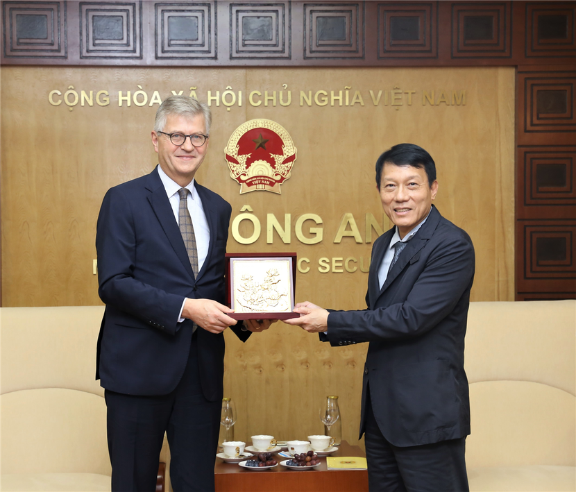 Thượng tướng Lương Tam Quang, Ủy viên Trung ương Đảng, Thứ trưởng Bộ Công an trao quà tặng Ngài Jean-Pierre Lacroix, Phó Tổng Thư ký Liên hợp quốc phụ trách gìn giữ hòa bình Thượng tướng Lương Tam Quang, Ủy viên Trung ương Đảng, Thứ trưởng Bộ Công an trao quà tặng Ngài Jean-Pierre Lacroix, Phó Tổng Thư ký Liên hợp quốc phụ trách gìn giữ hòa bình