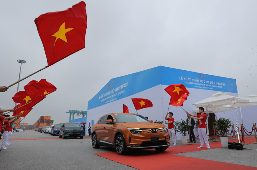 Lô xe điện đầu tiên gồm 999 chiếc xe VF8 của VinFast lên tàu sang thị trường Mỹ ngày 25-11-2022