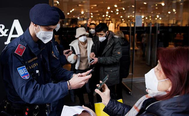 Người dân châu Âu đón năm mới với các biện pháp thắt chặt để phòng đại dịch