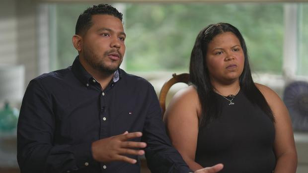 Hai anh em Daniel và Deci Cauro trong số 50 người di cư bị bỏ rơi tại đảo Martha's Vineyard Hai anh em Daniel và Deci Cauro trong số 50 người di cư bị bỏ rơi tại đảo Martha's Vineyard