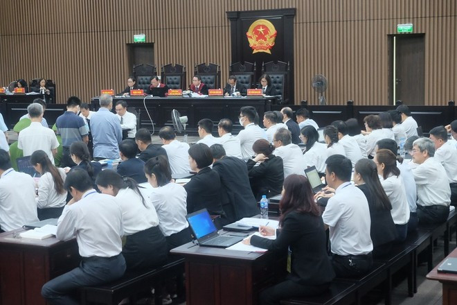 Các luật sư tham gia phiên tòa