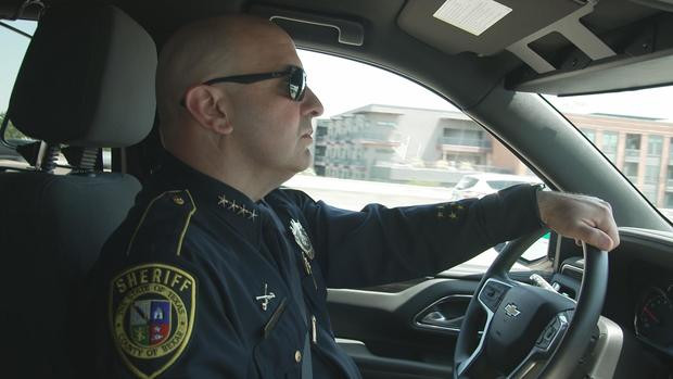 Cảnh sát trưởng Javier Salazar nhận thấy sự việc là một hoạt động phạm pháp Cảnh sát trưởng Javier Salazar nhận thấy sự việc là một hoạt động phạm pháp