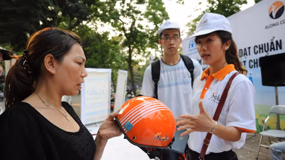 Đội mũ bảo hiểm đạt chuẩn để bảo vệ chính mình ảnh 1