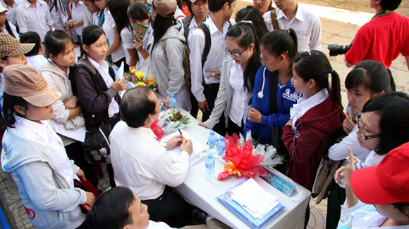 Trường ngoài công lập trước mùa tuyển sinh: “Ngồi trên đống lửa” ảnh 1