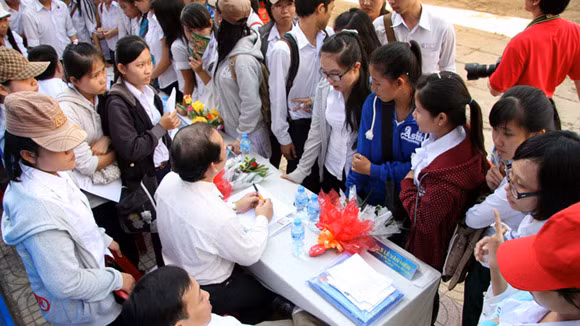 Trường ngoài công lập trước mùa tuyển sinh: “Ngồi trên đống lửa” ảnh 1