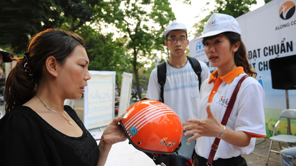 Đội mũ bảo hiểm đạt chuẩn để bảo vệ chính mình ảnh 1