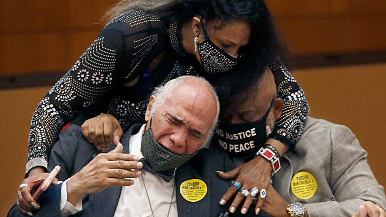 Người thân và những người ủng hộ Martinsville 7 nghẹn ngào khi nghe lệnh ân xá