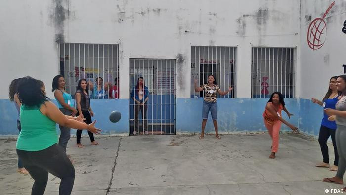 Phạm nhân chơi thể thao tại cơ sở giam giữ của APAC ở thành phố Piracicaba, Brazil