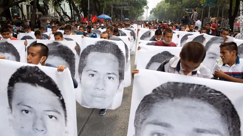 Giới trẻ Mexico tuần hành vào ngày 26-9-2020 đòi công lý cho 43 sinh viên mất tích