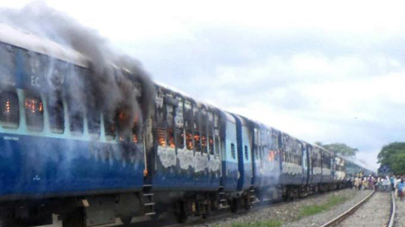 Tàu hỏa đâm vào đám đông, 37 người chết ảnh 1