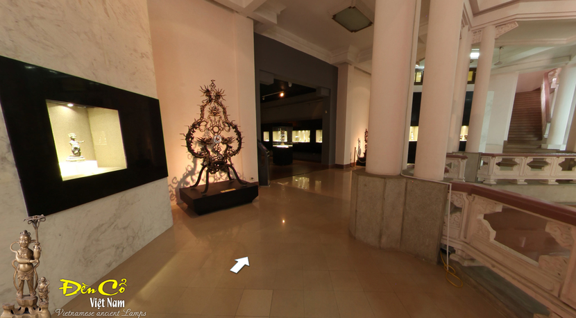 Trưng bày chuyên đề trực tuyến “Đèn cổ Việt Nam” bằng kỹ thuật 3D với trên 50 hiện vật có niên đại từ khoảng 2.500 năm trước tới đầu thế kỷ XX, bao gồm các chất liệu gốm, sắt, đồng, gỗ… đặc biệt là cây đèn đồng hình người quỳ thời Đông Sơn đã được Thủ tướng Chính phủ ký Quyết định công nhận bảo vật quốc gia (Nguồn: Bảo tàng Lịch sử Quốc gia)