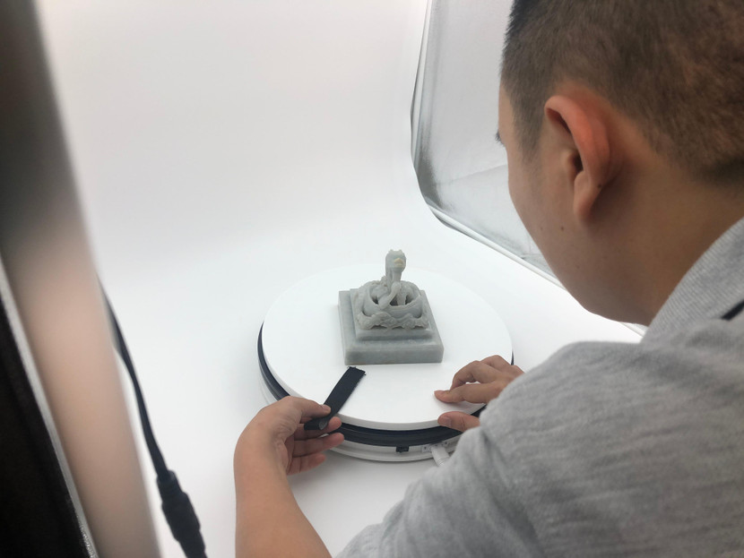 Các chuyên gia thực hiện quét 3D ấn “Đại Nam thụ thiên vĩnh mệnh truyền quốc tỷ” - bảo vật quốc gia lưu giữ tại Bảo tàng Lịch sử quốc gia