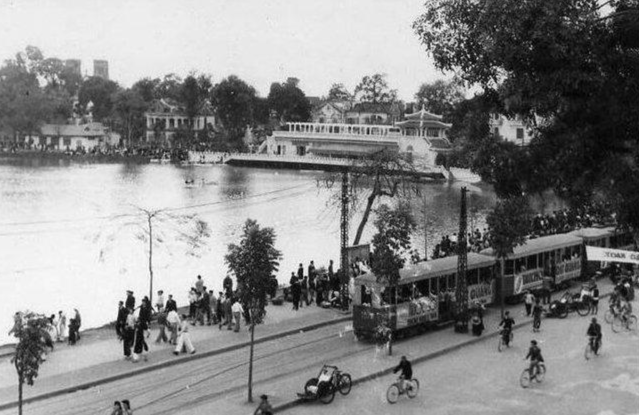 Bến tàu điện bên hồ Hoàn Kiếm