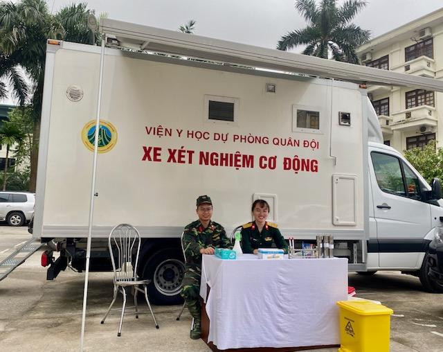 Xe xét nghiệm cơ động do Viện Y học dự phòng quân đội triển khai