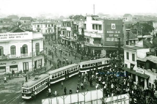 Tàu điện chạy từ phố Hàng Ngang ra Bờ Hồ năm 1972