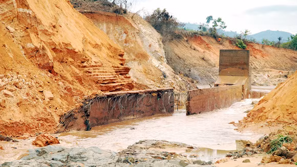 Chưa lũ đã vỡ đập - thi công rất ẩu ảnh 1