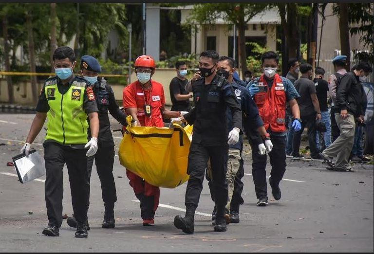 Cảnh sát Indonesia tại hiện trường vụ đánh bom liều chết bên ngoài nhà thờ ở Makassar hôm 28-3-2021