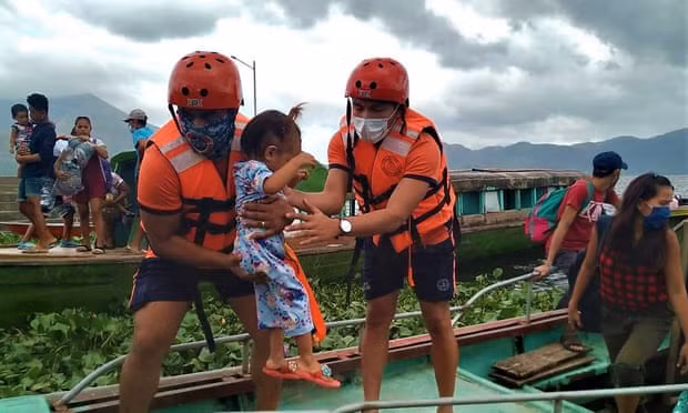 Lực lượng chức năng sơ tán người dân ở thị trấn ven biển Buhi, tỉnh Camarines Sur, miền Nam Philippines