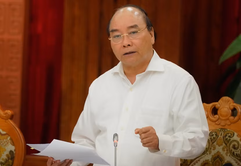 Thủ tướng Nguyễn Xuân Phúc phát biểu tại buổi làm việc với các tỉnh miền Trung về công tác khắc phục hậu quả bão số 9 và tìm kiếm cứu nạn