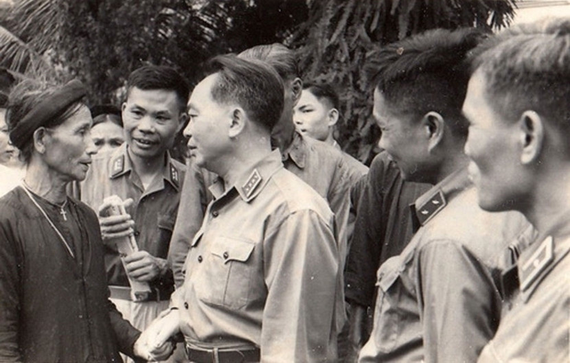 Cục trưởng Lê Tiến Phục (thứ hai, từ trái sang) và Đại tướng Võ Nguyên Giáp tại buổi họp mặt của Quân ủy Trung ương với đại biểu gia đình liệt sĩ, thương binh ưu tú, ngày 25-8-1968. Ảnh tư liệu Cục trưởng Lê Tiến Phục (thứ hai, từ trái sang) và Đại tướng Võ Nguyên Giáp tại buổi họp mặt của Quân ủy Trung ương với đại biểu gia đình liệt sĩ, thương binh ưu tú, ngày 25-8-1968. Ảnh tư liệu