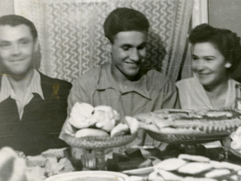 Ông B.Yeltsin (giữa) và bà Naina (bên phải) tổ chức lễ cưới lần thứ 2 ở Orenburg Ông B.Yeltsin (giữa) và bà Naina (bên phải) tổ chức lễ cưới lần thứ 2 ở Orenburg