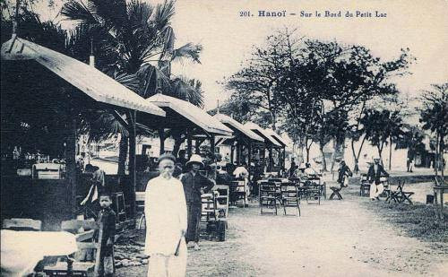 Quán nước bên hồ. Dãy quán này nằm trên nền của Nhà hàng Thủy Tạ ngày nay Quán nước bên hồ. Dãy quán này nằm trên nền của Nhà hàng Thủy Tạ ngày nay