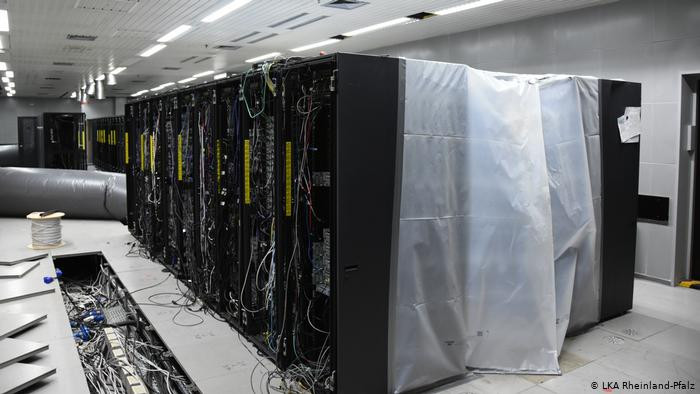 Hệ thống máy chủ khổng lồ trong boongke Hệ thống máy chủ khổng lồ trong boongke