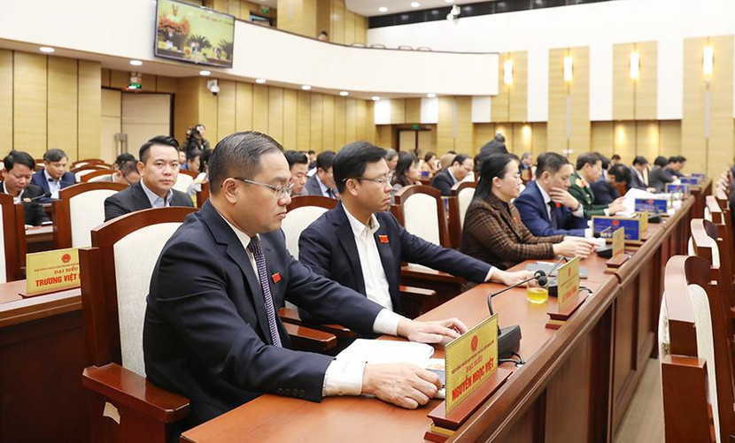 Các đại biểu HĐND thành phố Hà Nội biểu quyết thông qua Nghị quyết tại kỳ họp